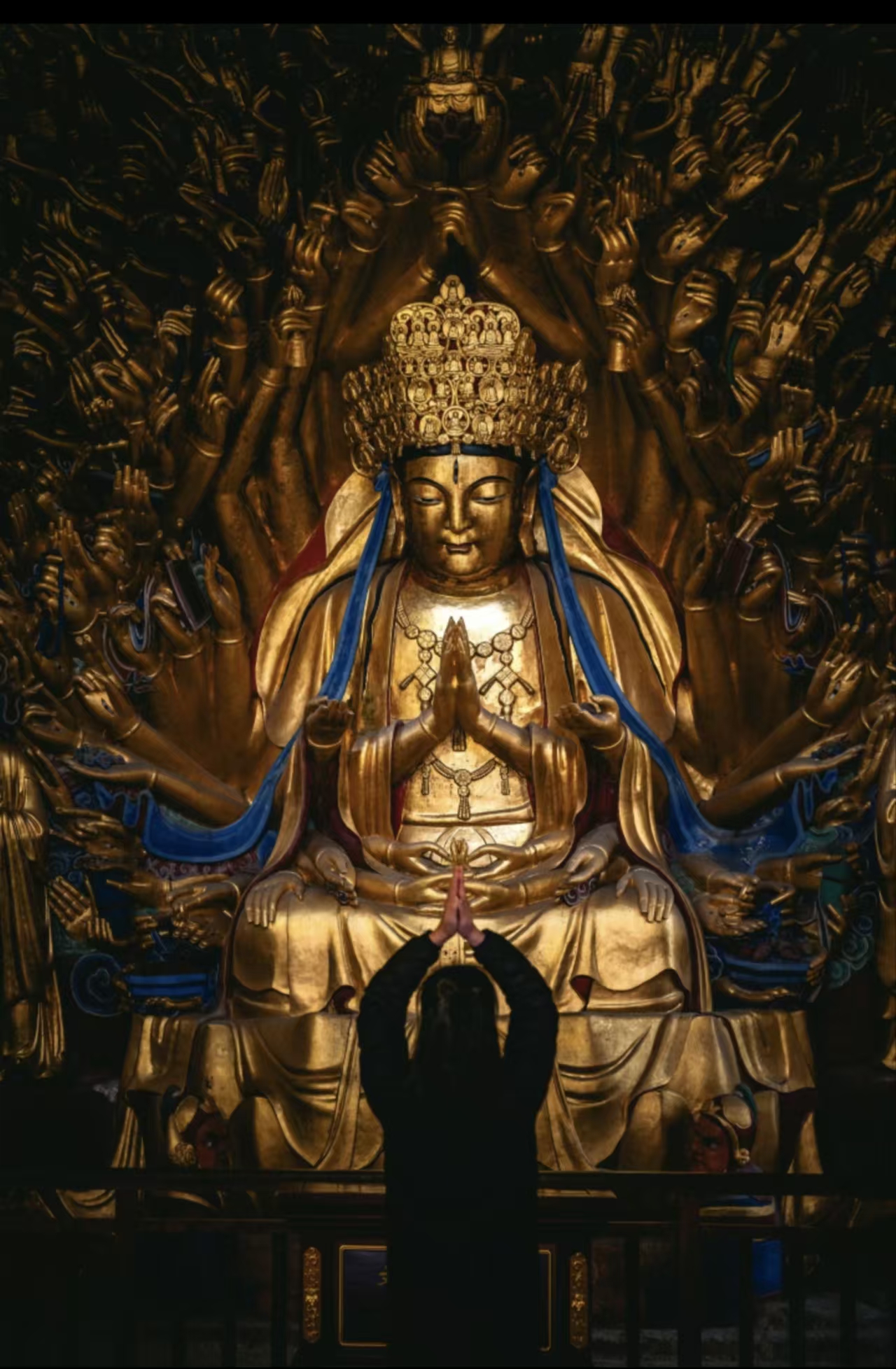 A visitor bowing before the Guanyin